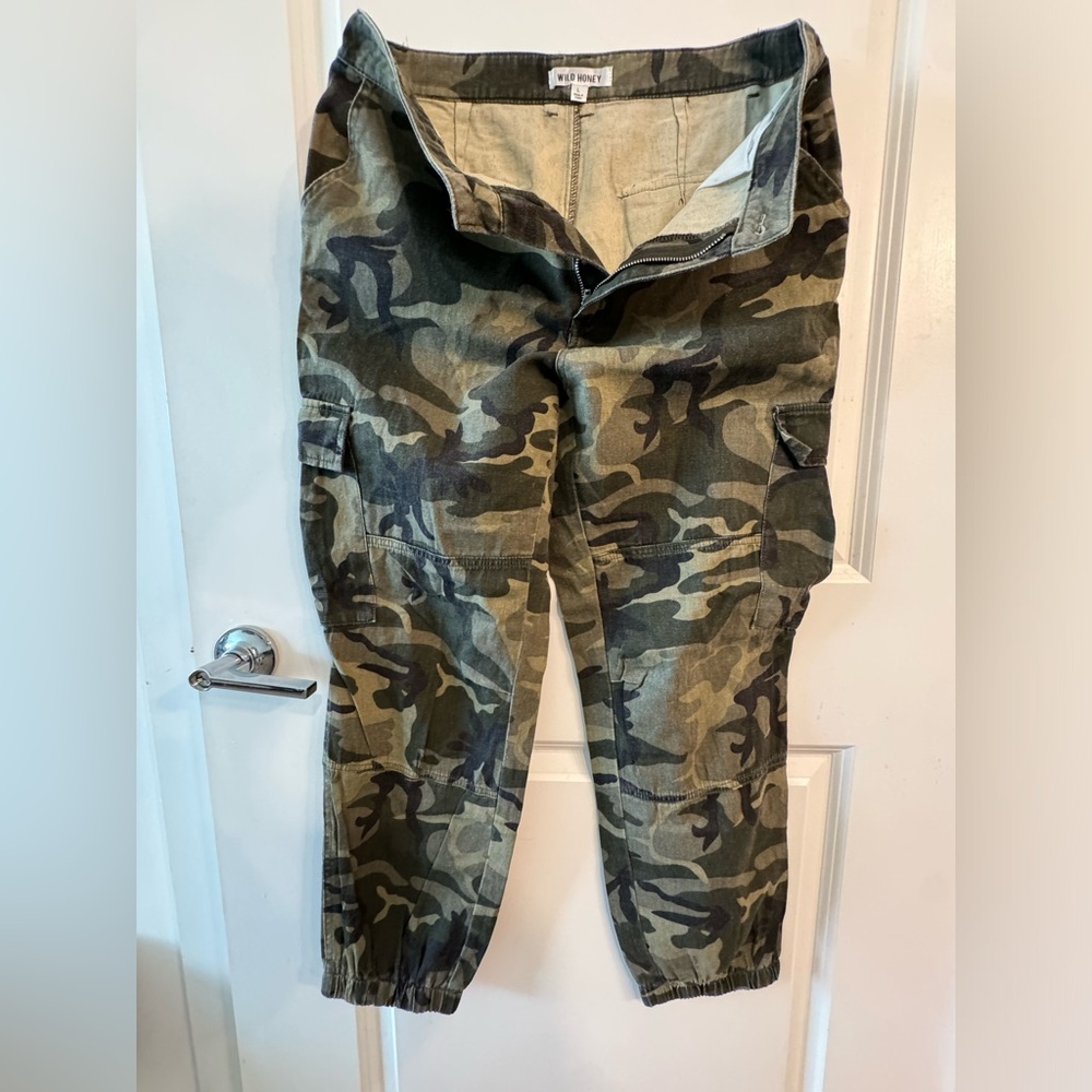 Windsor, camo pants, size large.